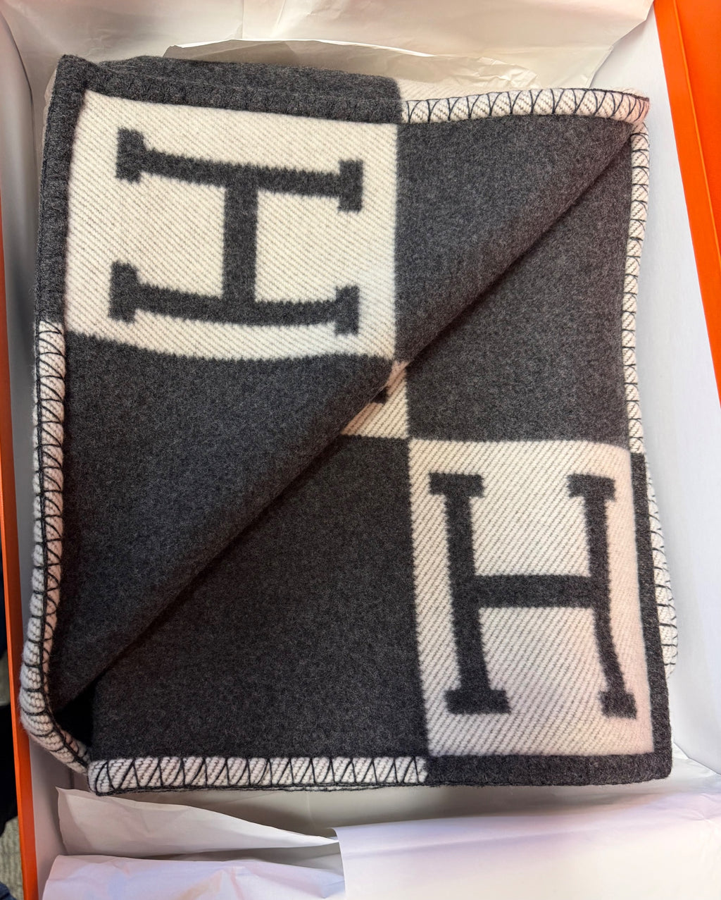 Hermès Avalon Throw Blanket Ecru Gris Foncé Wool Cashmere 53x67 (view 5)
