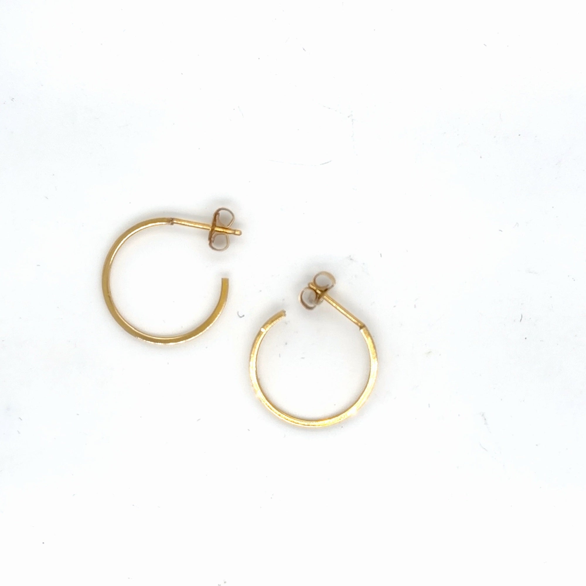 14k Yellow Gold Thin Hoop Earrings with Post Back, 1.03g