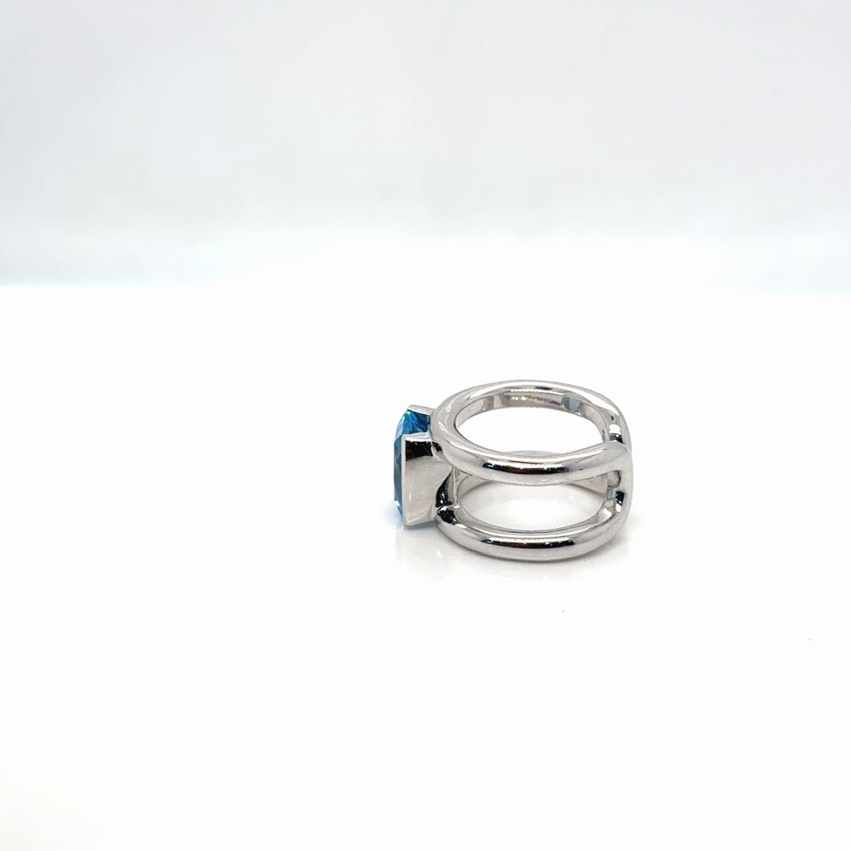 18K White Gold Blue Topaz Cushion Solitaire Cocktail Ring Size 4.5 (view 4)