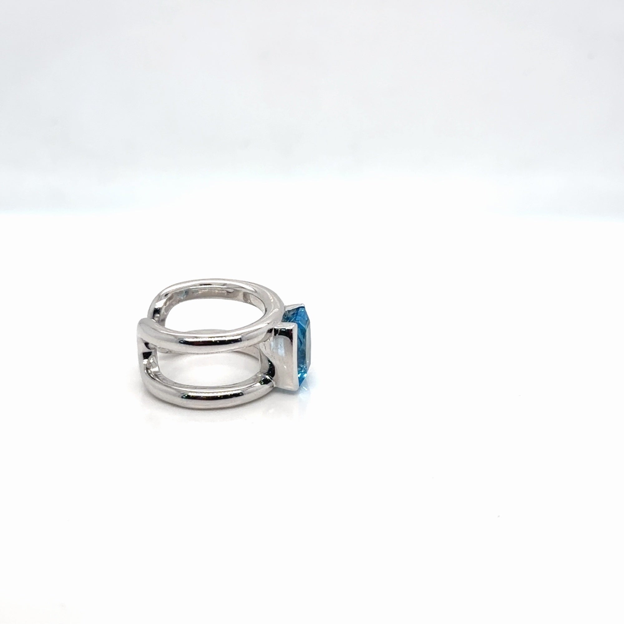 18K White Gold Blue Topaz Cushion Solitaire Cocktail Ring Size 4.5