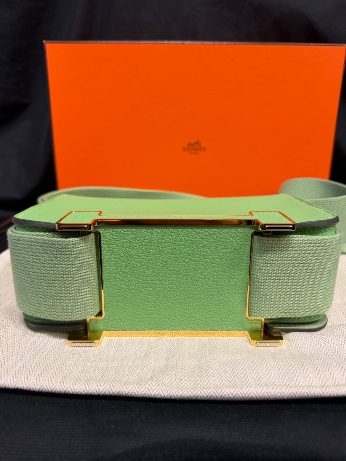 Hermès Geta Bag Chèvre Mysore Vert Criquet Gold Hardware 8" Pre-Owned (view 6)